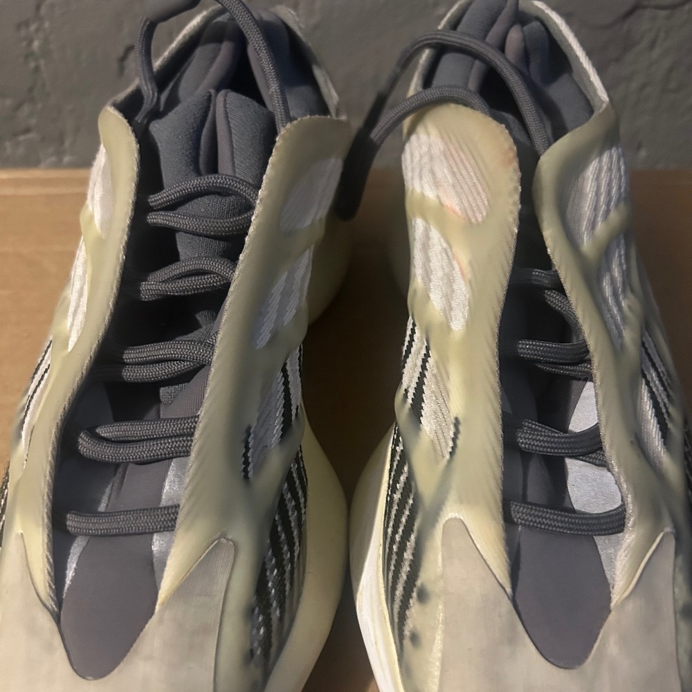 YEEZY 700v3